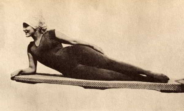 Как менялась мода на купальники за 100 лет